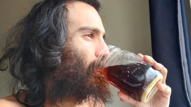 Hombre se toma su propia orina añeja: Asegura que es 