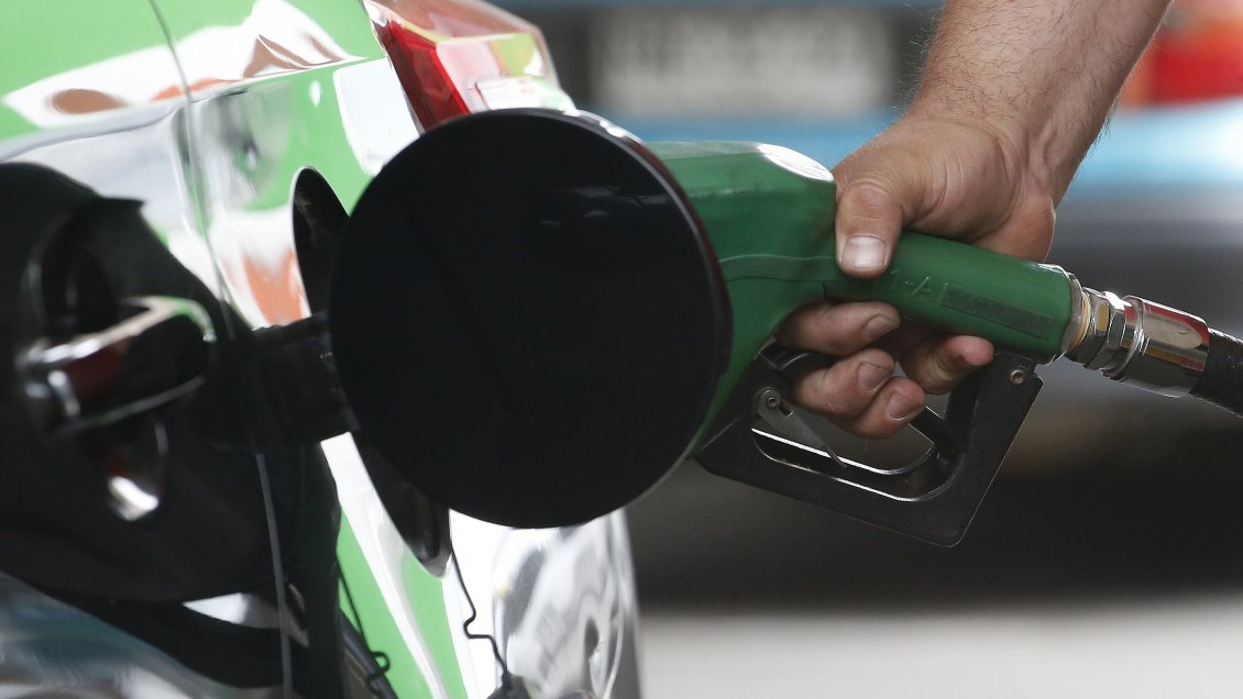 Biden levanta la prohibición sobre gasolina con etanol para bajar los precios