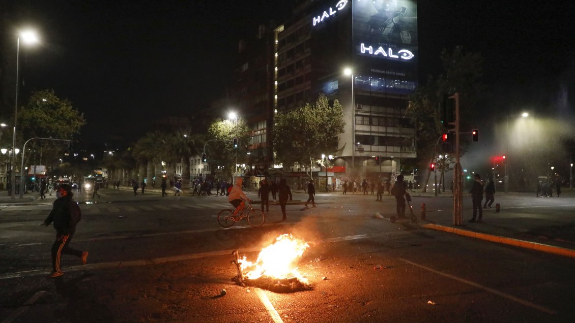 Detuvieron a ex candidata constituyente por entregar neumáticos para barricadas en Plaza Baquedano