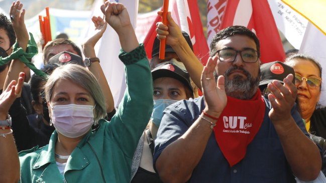 Ministra Jara en marcha de la CUT: 