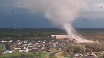   Dron captó impresionante tornado que arrasó con varias viviendas en cosa de segundos 