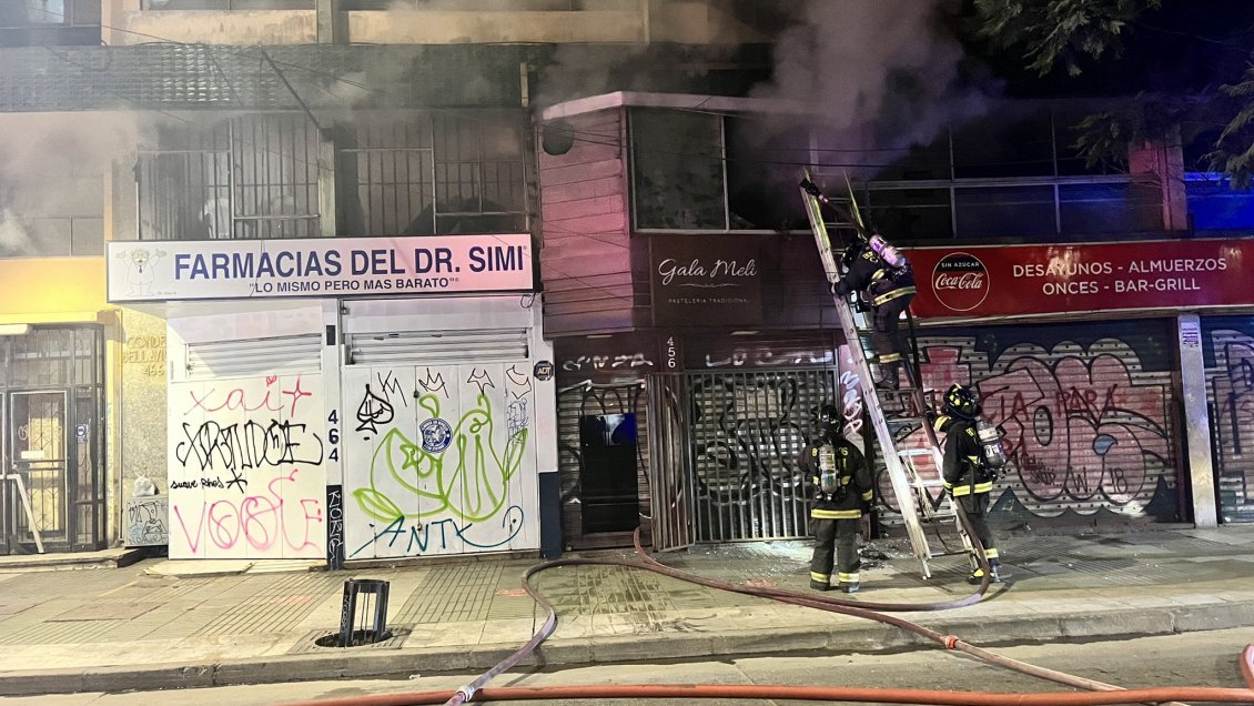 Incendio en céntrica panadería de Valparaíso obligó a evacuar a una veintena de personas