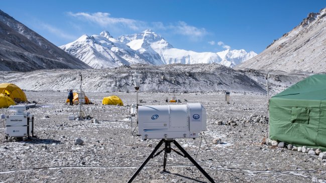 China instala la estación meteorológica más alta del mundo en el Everest