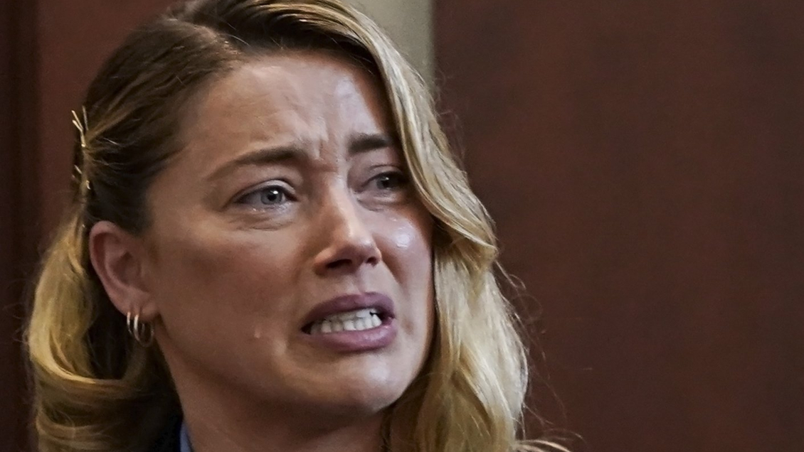 Amber Heard llora en el estrado al recordar presunto abuso sexual por parte de Johnny Depp