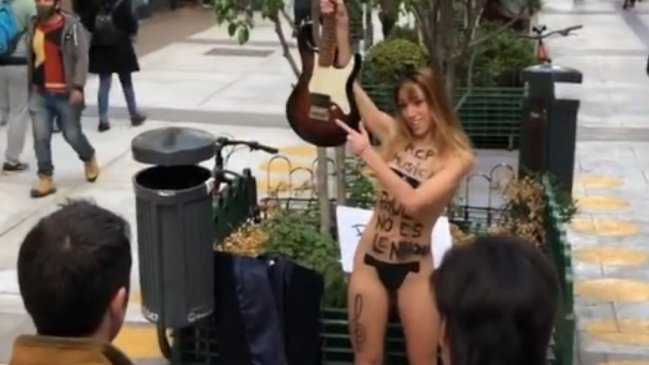  Cantante se desnudó en la calle como protesta  