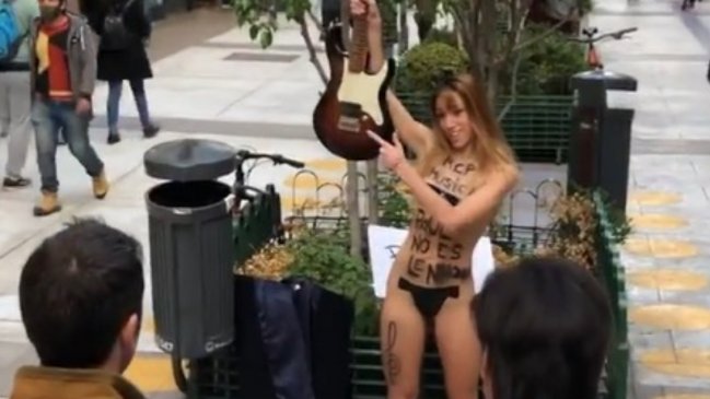 Cantante se desnudó en plena calle como protesta contra la industria musical: 