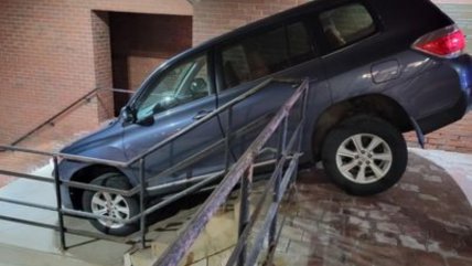   Siguió el GPS: Mujer ebria intentó bajar su auto por escaleras 