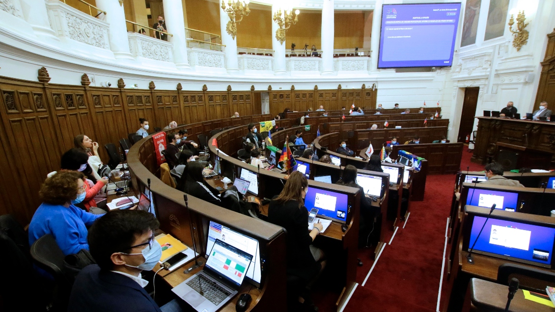 A texto constitucional el deber del Estado de proteger las aguas