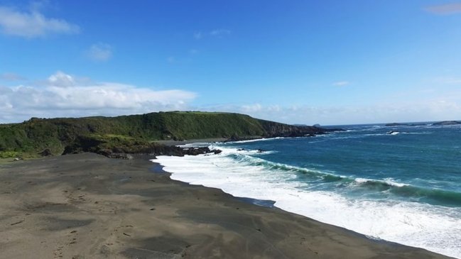 Armada encabeza búsqueda de niño arrastrado por el oleaje en playa de Ancud