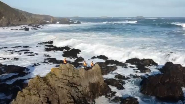 Continúa la búsqueda de niño arrastrado por el oleaje en playa de Ancud