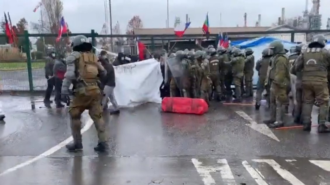 Hualpén: Desalojan central tomada hace ocho días por subcontratistas de ENAP