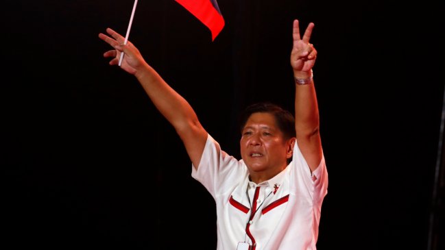  Hijo del dictador Ferdinand Marcos arrasa en las elecciones presidenciales de Filipinas  