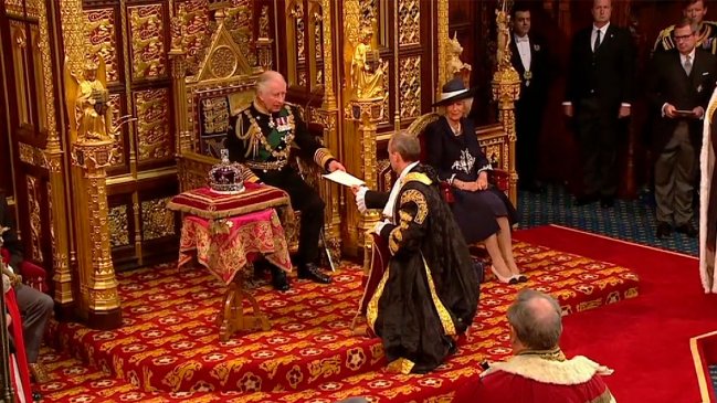   Carlos reemplaza por primera vez a la reina en la apertura del Parlamento 