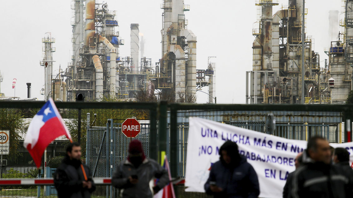 Trabajadores subcontratados y ENAP afinan marco para sentarse a negociar