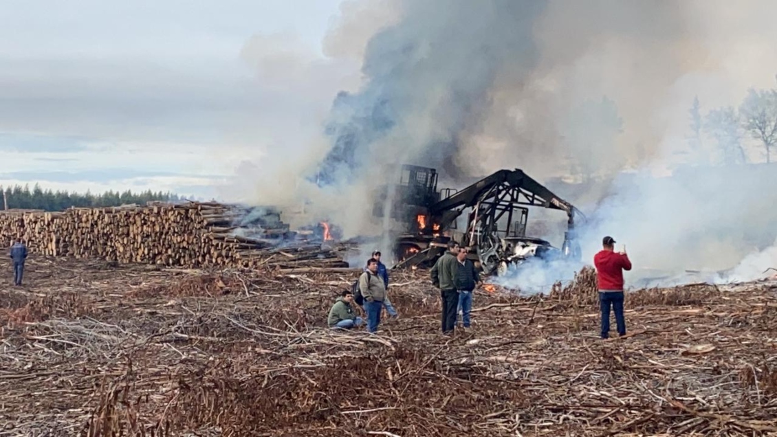 Ataque incendiario en predio de Mulchén dejó cinco camiones y una grúa quemadas
