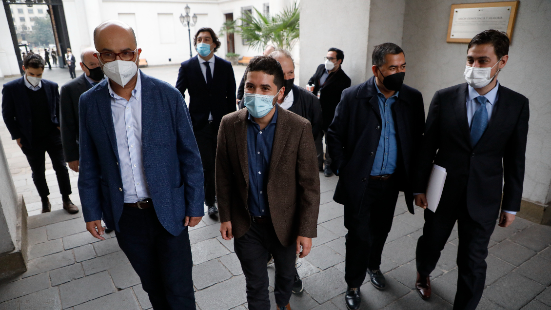 Gobierno se reúne con oficialismo para conseguir apoyos para proyecto de estado intermedio