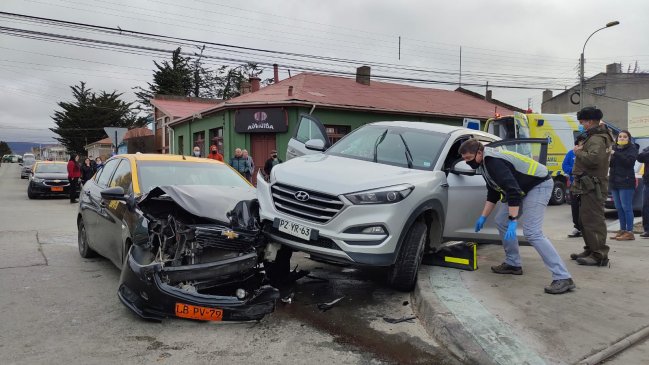 Choque de taxi y vehículo particular dejó dos lesionados en Punta Arenas
