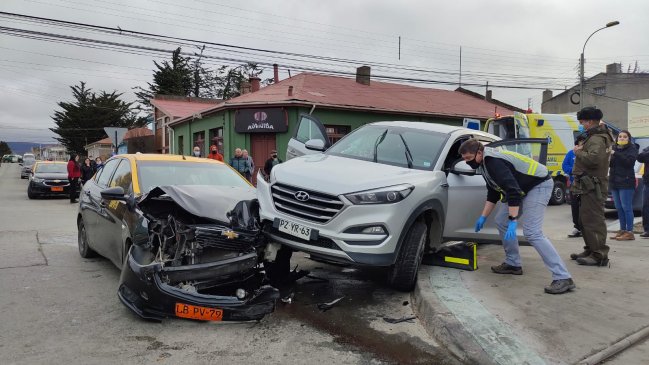   Choque de taxi y vehículo particular dejó dos lesionados en Punta Arenas 
