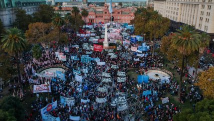   Miles de argentinos protestaron frente a la Casa Rosada contra el acuerdo con el FMI 