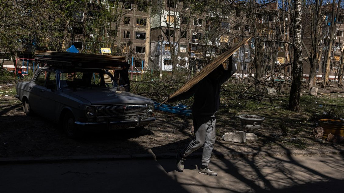 Los rusos destruyen un puente y rompen las conexiones en el este de Ucrania
