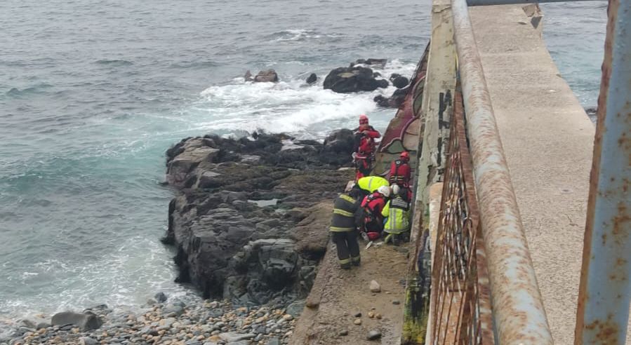 Confirman fallecimiento de pareja que cayó desde estructura de cemento en playa de Valparaíso