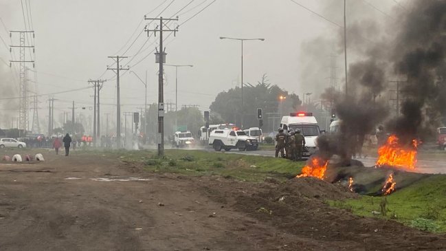 Trabajadores subcontratados de ENAP cortaron el tránsito con barricadas en ruta que une Hualpén y Talcahuano