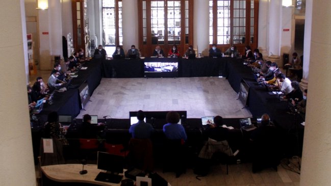 Convencionales discuten futuro de nuevos senadores por instalación de Cámara de las Regiones