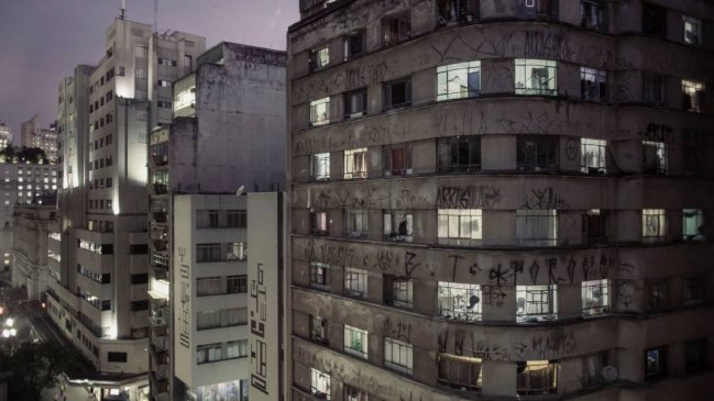   Fotógrafo chileno lanza fotolibro sobre cruda realidad en edificio abandonado de Brasil 