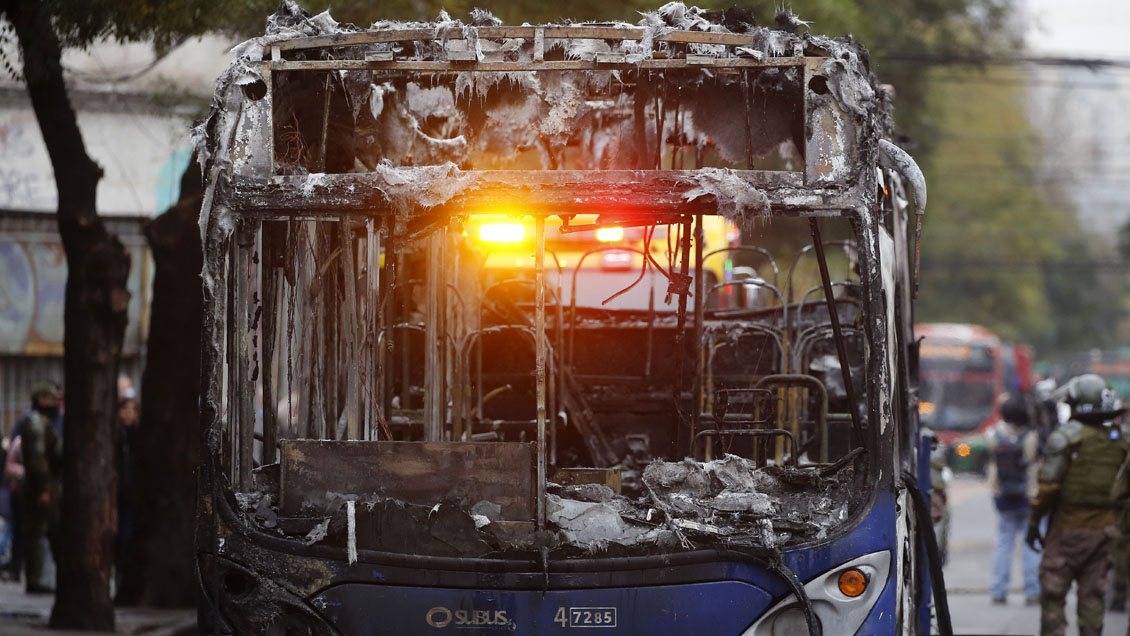 Detenidas una adolescente y una adulta por en quema de micros en Peñalolén