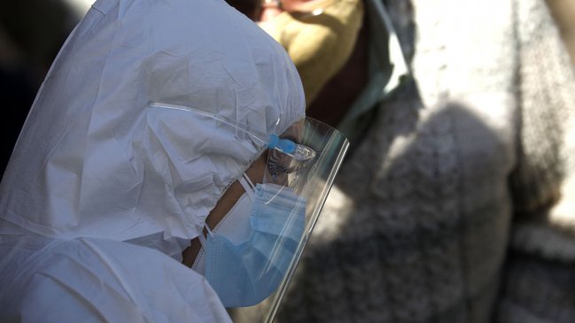 Médico internista llama a poner foco en salud mental del personal sanitario ante 