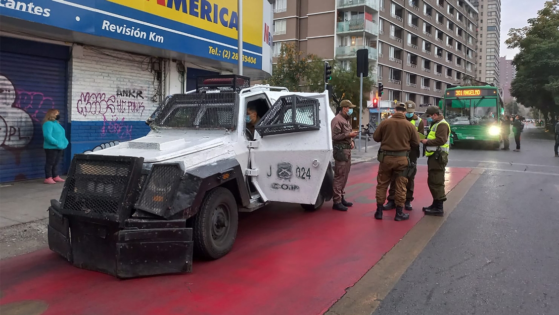 Ambulancia chocó con una micro cuando iba a atender a carabinero lesionado en Santiago