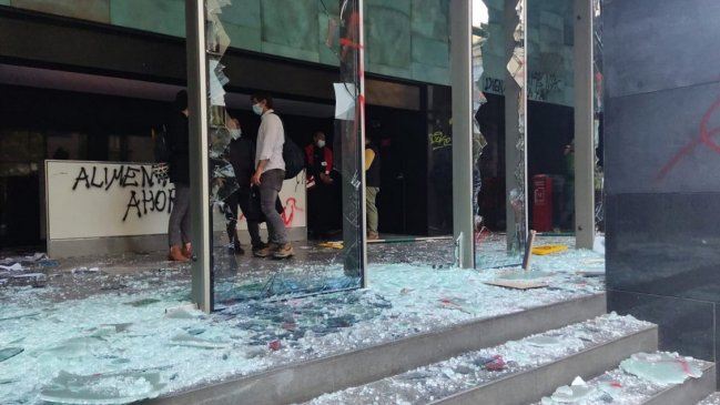   Cuatro detenidos por destrozos en edificio de la Junaeb en el centro de Santiago 