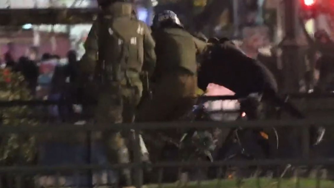 Ciclista estuvo a punto de caer al Río Mapocho en medio de forcejeo con carabinero