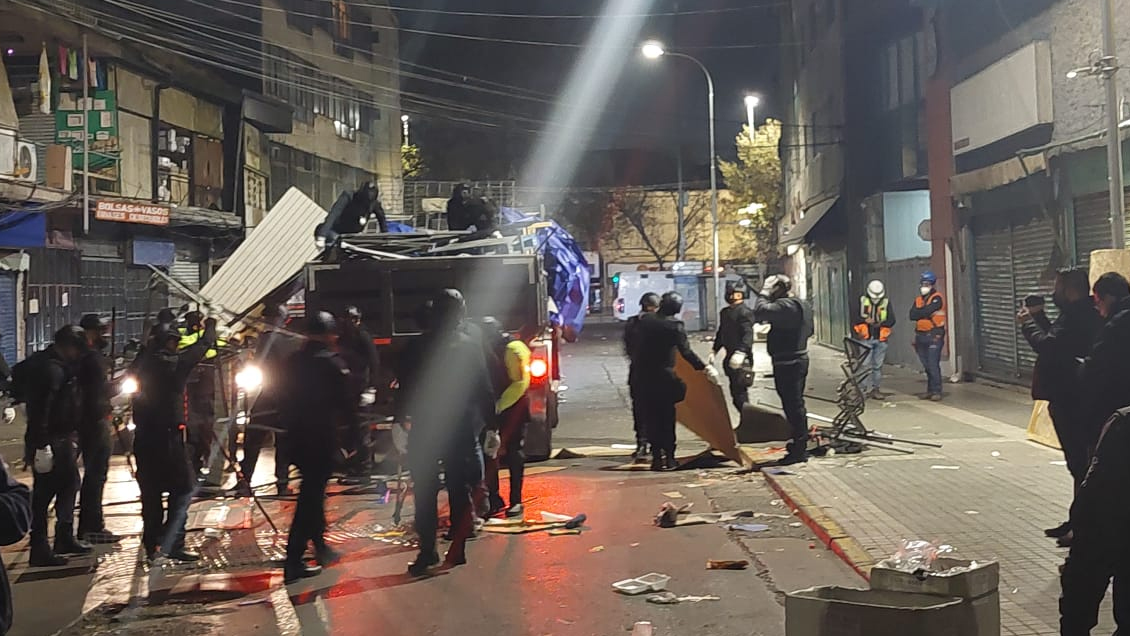 Carabineros desalojó medio centenar de toldos de vendedores ambulantes en Meiggs