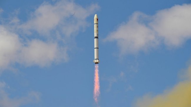China lanzó tres satélites de prueba de comunicación de órbita baja
