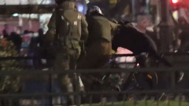 Ciclista estuvo a punto de caer al Río Mapocho en medio de forcejeo con carabinero