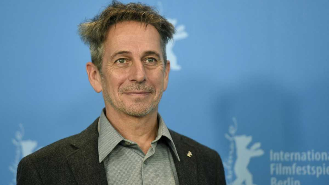 Alfredo Castro lanza directa crítica a TVN por repetición de teleseries: 