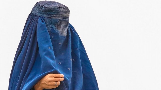 Afganas se cubren el rostro en televisión tras el ultimátum talibán