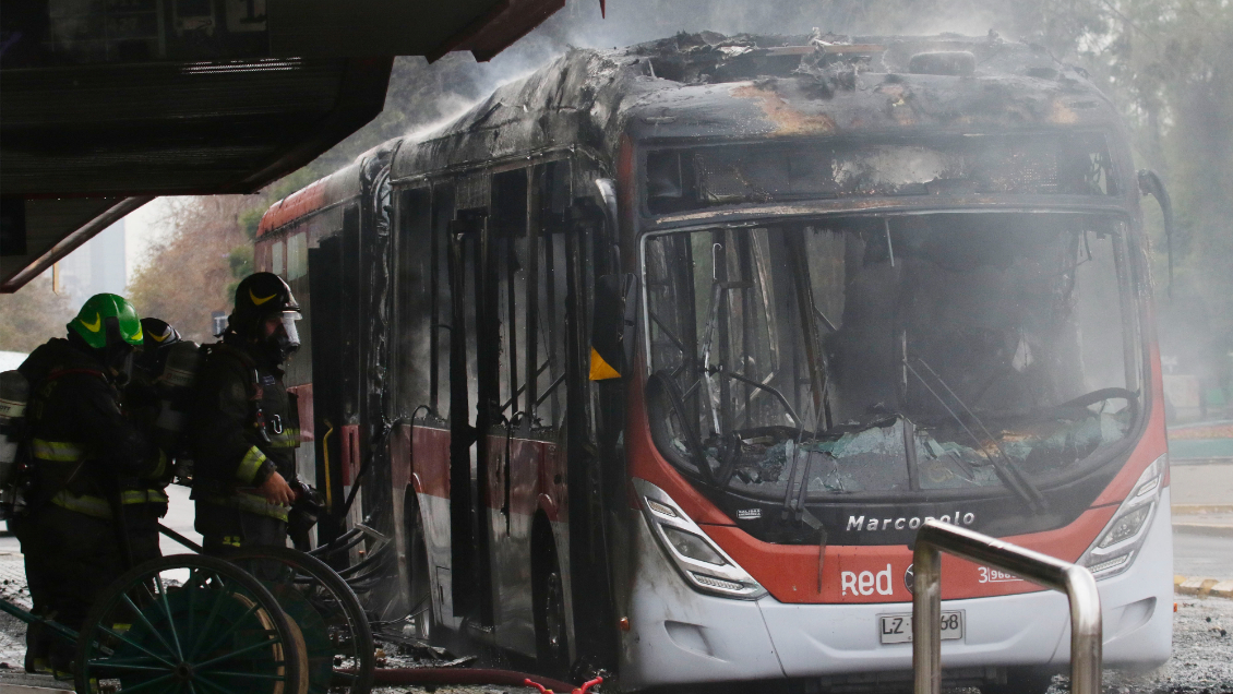 Encapuchados quemaron micro en la Alameda con Cumming