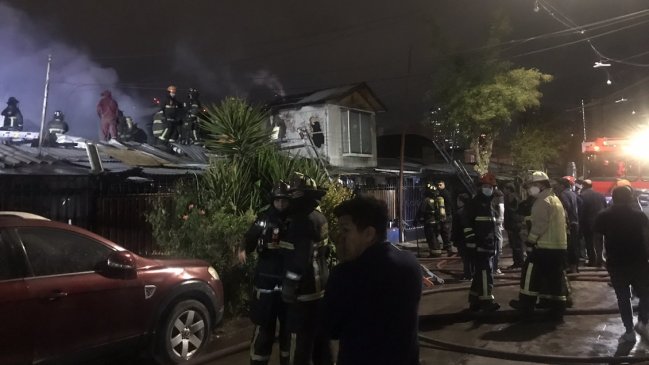Incendio destruyó cuatro casas y dejó 10 damnificados en Estación Central