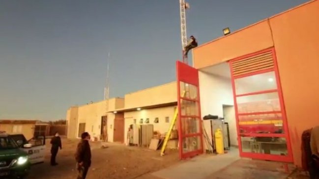 Absurdo: Ladrón escaló antena en cuartel de Bomberos, fue detenido y soltado altiro