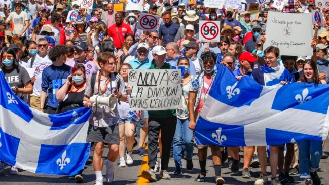 Quebec adopta una ley polémica que limita el uso del inglés en la provincia