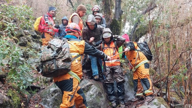   Excursionista chino extraviado el domingo en la cordillera del Maule fue hallado con vida 