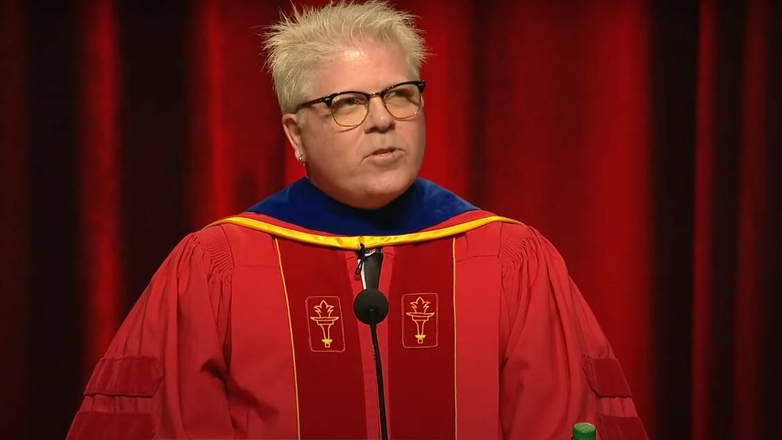 Vocalista de The Offspring dio discurso a graduados de la Escuela de Medicina de universidad californiana