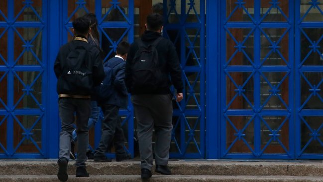  Colegio de Chillán investiga amenaza de alumno que subió foto de armas por redes sociales  