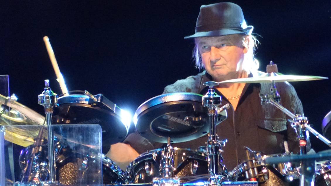 De luto el rock progresivo: Alan White, baterista de Yes, murió a los 72 años