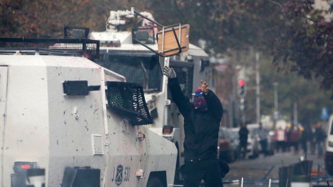 Encapuchados se enfrentan con Carabineros en Ricardo Cumming