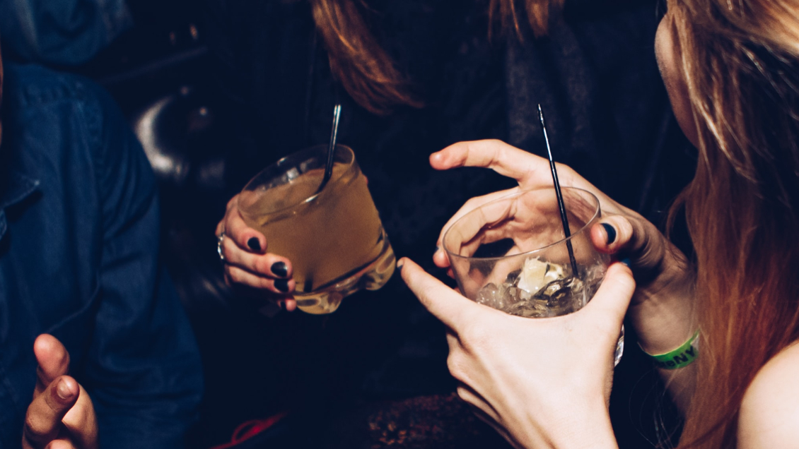 Discotecas de España darán tapas para vasos: Buscan evitar abusos sexuales por drogas