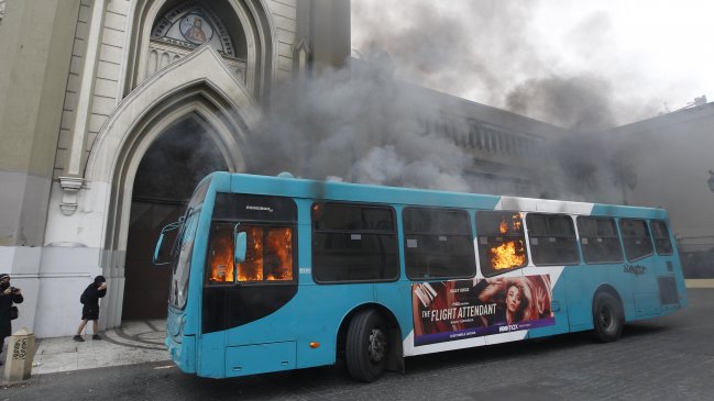  Marcha estudiantil terminó con un bus del Transantiago quemado en la Alameda  