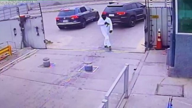 Violento robo a bodega de Paris en Santiago: Quemaron vehículos en su huida